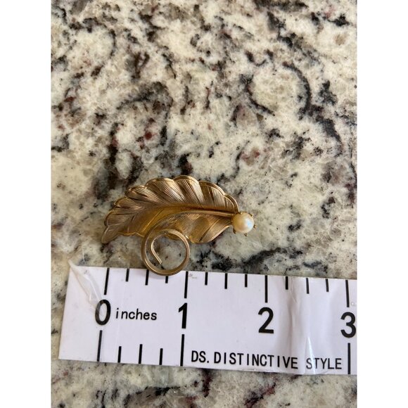 Vintage Gold Leaf Brooch Faux Pearl Accent Mid Century Costume Jewelry Pin - Picture 3 of 6